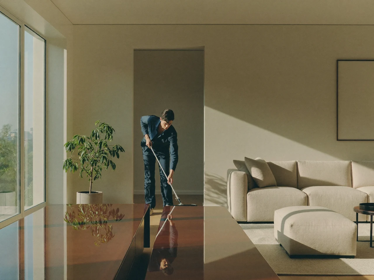 Illustration: Reinigungskraft wischt eine sonnige Fläche in einem modernen Wohnzimmer
